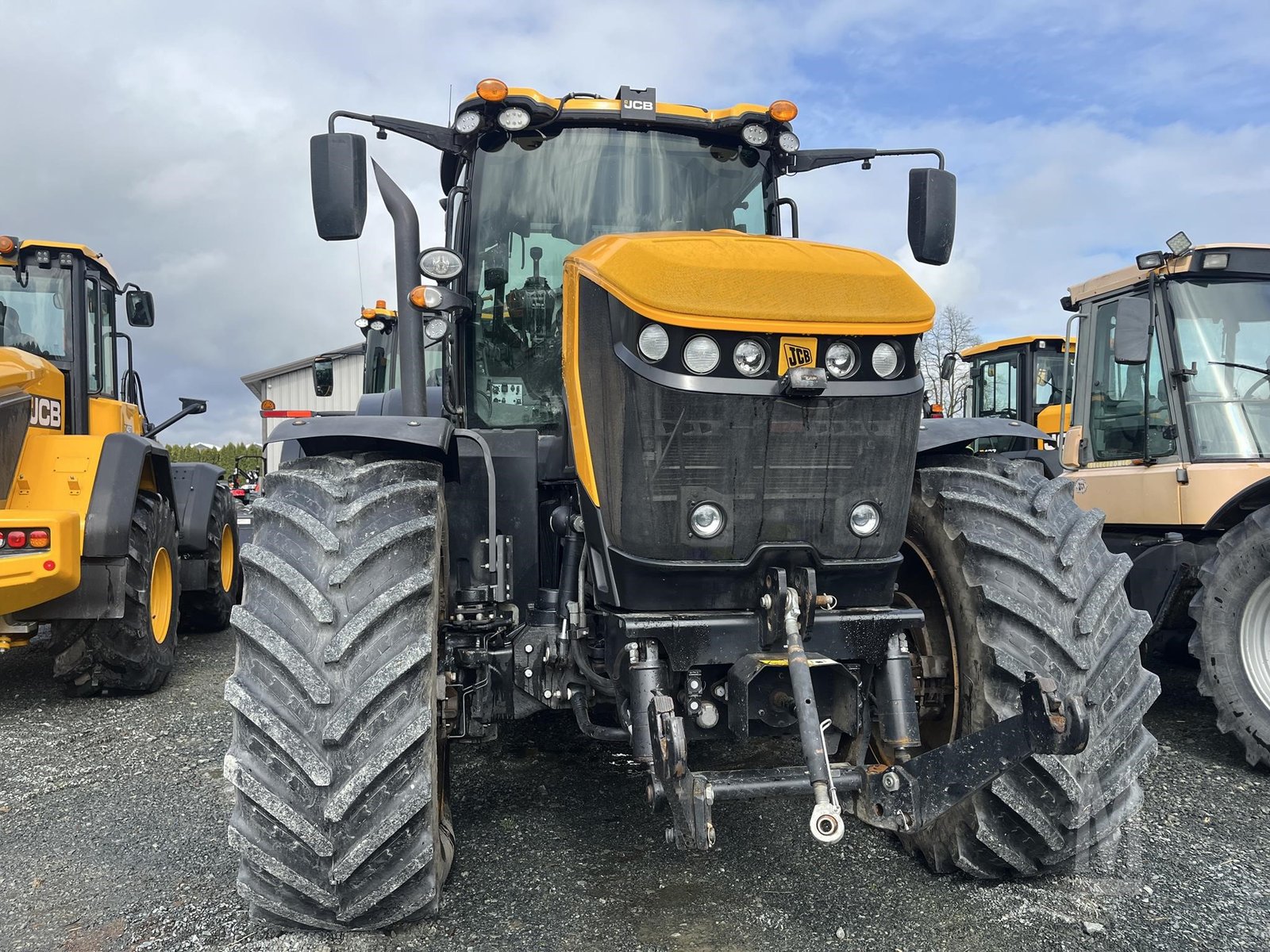2022 JCB FASTRAC 8330 sprayer