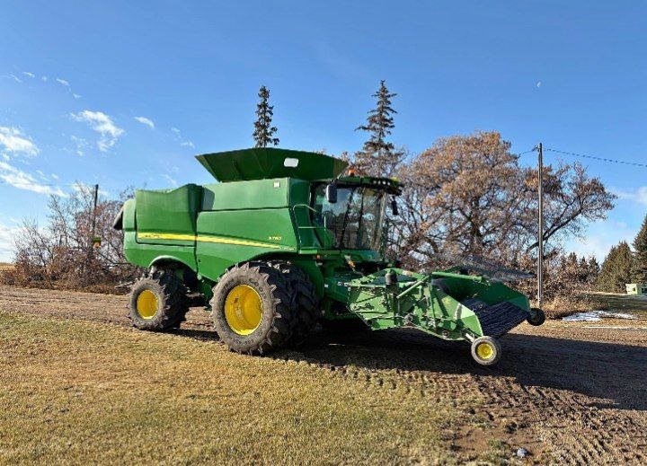 2022 John Deere S 780 combine